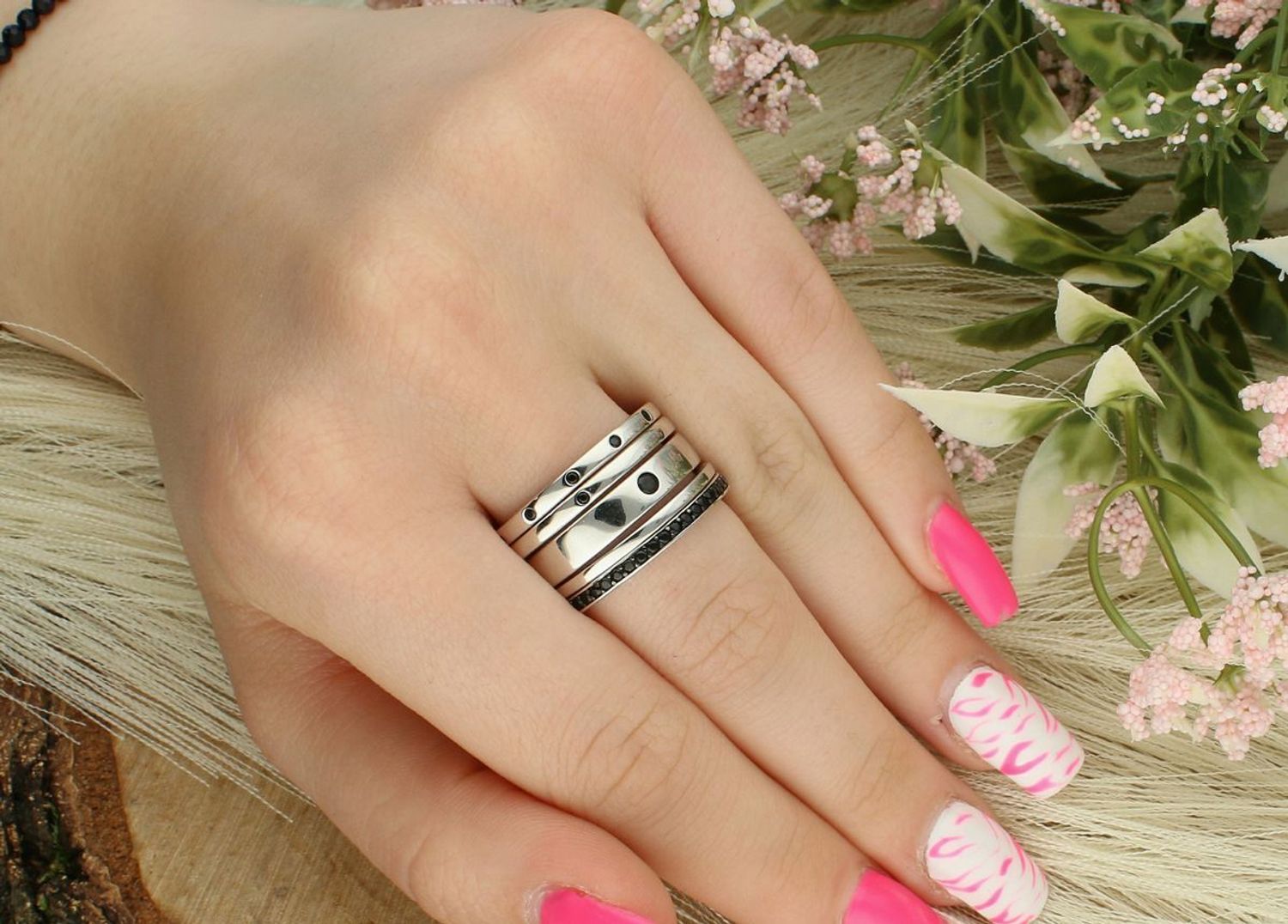 Srebrny pierścionek damski 925 P VI 156251 z pięciu obrączek ozdobionych czarnymi cyrkoniami. Szerokość 2–4 mm, waga 13,73 g, rozmiar 22. Elegancki, designerski wybór dla nowoczesnych kobiet.1.jpg